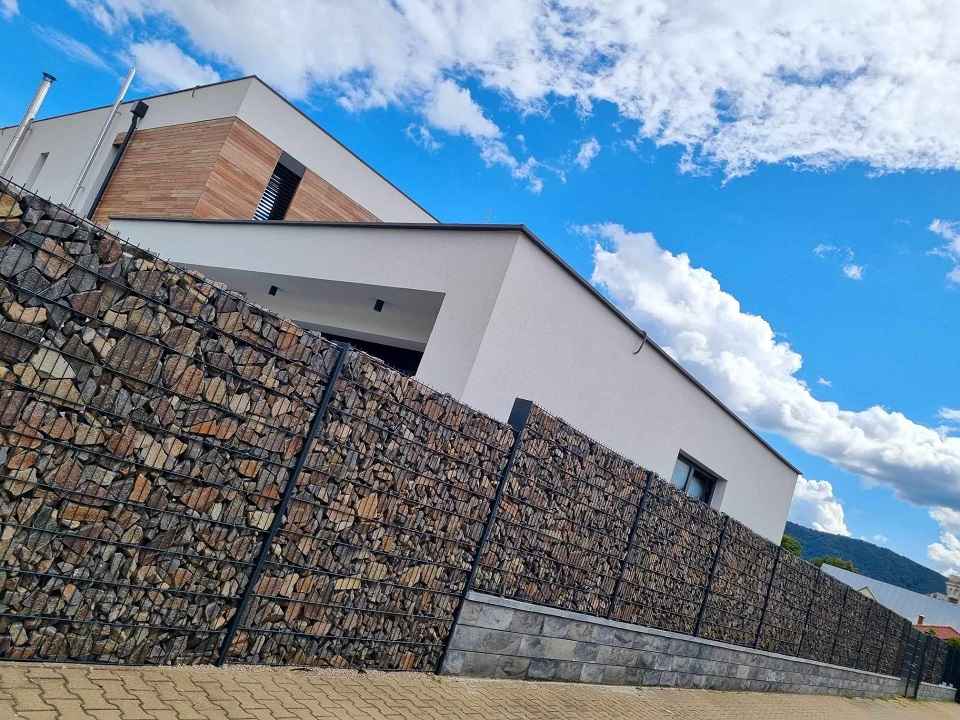 Ploty | POPRAD | WISNIOWSKI REALIZÁCIA : Rožňava okr. ROŽŇAVA | plot HOME INCLUSIVE AW 10.228 + 60m gabiónový plot 